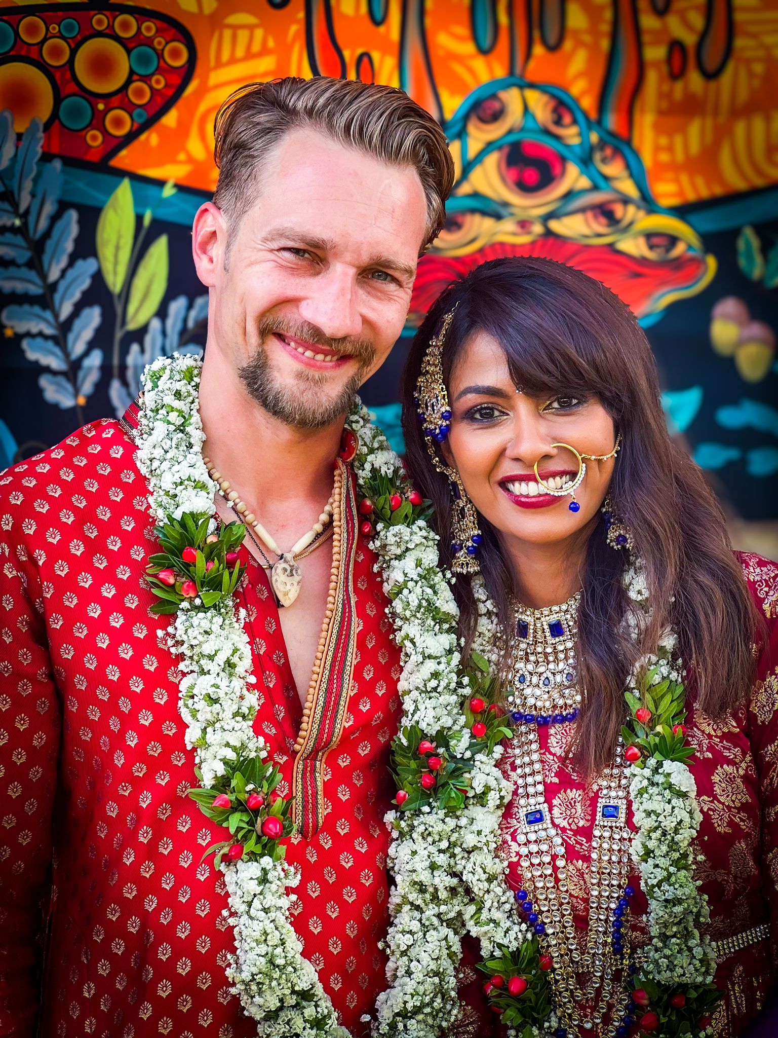 ein Mann und eine Frau in indischer Hochzeitskleidung